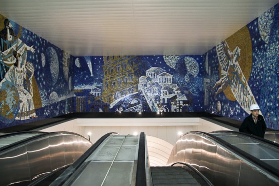 Мозаика на станции метро Международная над эскалаторами