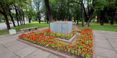 Пушкин, постамент памятника Ленину на углу Малой и Конюшенной улиц, цветы