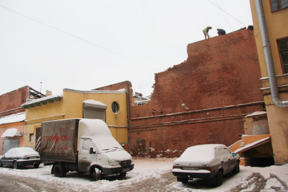 Стена флигеля на территории "Красных бань" на Московском проспекте