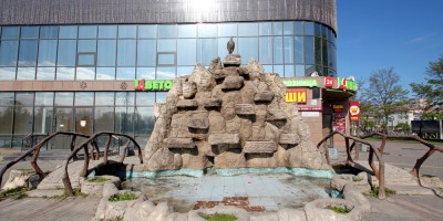 Колпино, торговый центр Нева на улице Веры Слуцкой, фонтан