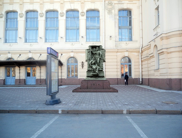 Памятник русской гвардии перед Витебским вокзалом