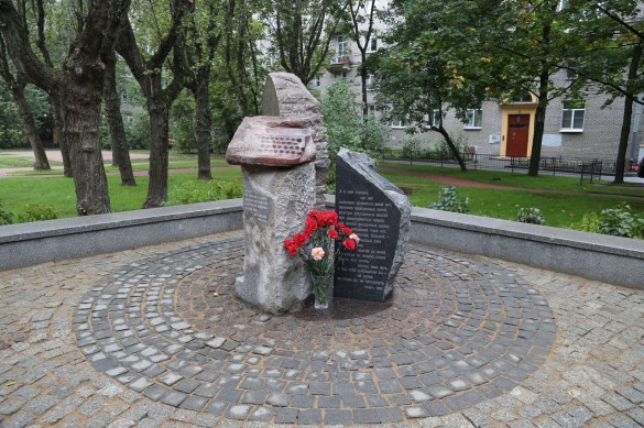Памятник Ольге Берггольц на Черной речке
