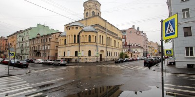 Угол Дегтярной и 5-й Советской улиц, вид на Благовещенскую церковь
