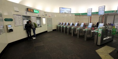 Станция метро Васлеостровская, турникеты