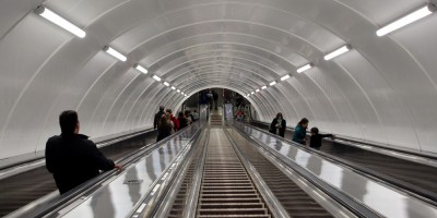 Станция метро Васлеостровская, эскалатор