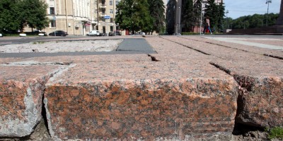 Площадь Чернышевского, могильная плита